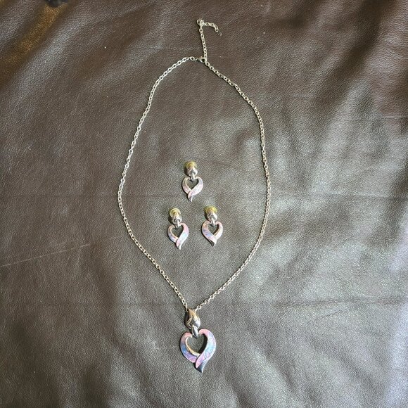 Heart-shaped necklace & earring SET. Enamel detailing on silvertone. Vintage. - Picture 3 of 9